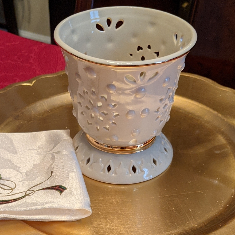 Reduced   Lesox Vintage Snowflake Tealight/ Votive.          4 available